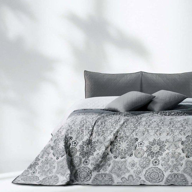 Bílošedý oboustranný přehoz z mikrovlákna DecoKing Alhambra, 260 x 240 cm