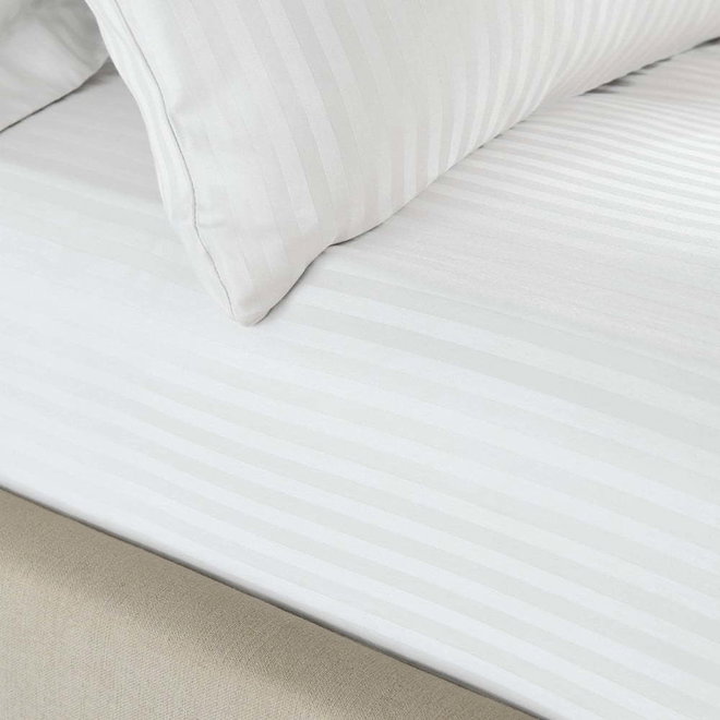 Bílé napínací prostěradlo 90x190 cm Satin Stripe - Catherine Lansfield