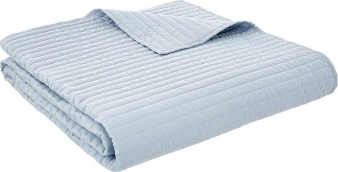 Modrý prošívaný přehoz 230x220 cm Quilted Lines – Bianca