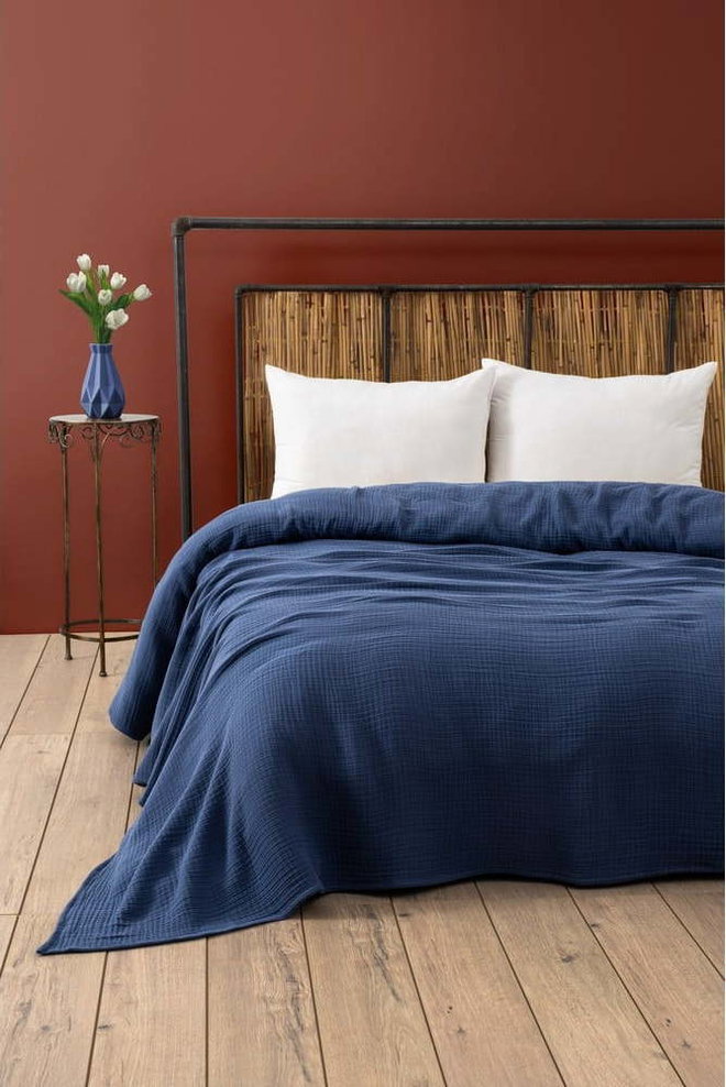 Tmavě modrý mušelínový přehoz 220x250 cm Muslin – Mijolnir