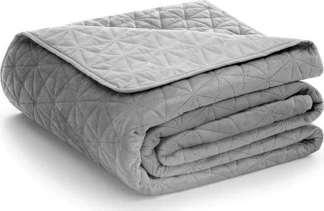 Světle šedý sametový prošívaný přehoz 260x280 cm Laila – AmeliaHome