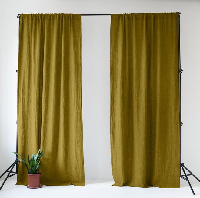 Okrově žlutý/zelený lněný závěs 140x250 cm Moss Green – Linen Tales