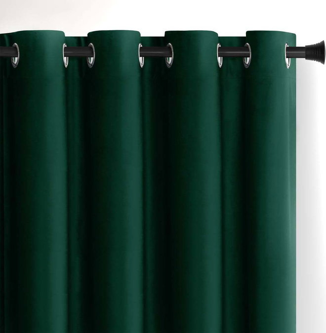 Tmavě zelený sametový dimout závěs 140x245 cm Eyelets – Restilo