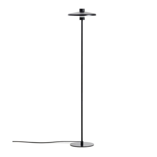 Černá stojací lampa s kovovým stínidlem (výška 130 cm) Nuvira – Kave Home